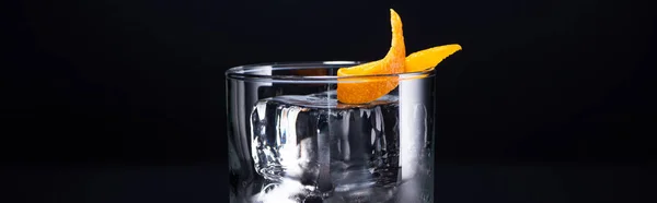 Transparant Glas Met Ijsblokje Wodka Gegarneerd Met Sinaasappelschil Geïsoleerd Zwart — Stockfoto