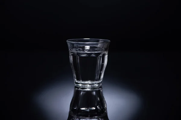 Verre Transparent Avec Liquide Sur Fond Noir — Photo