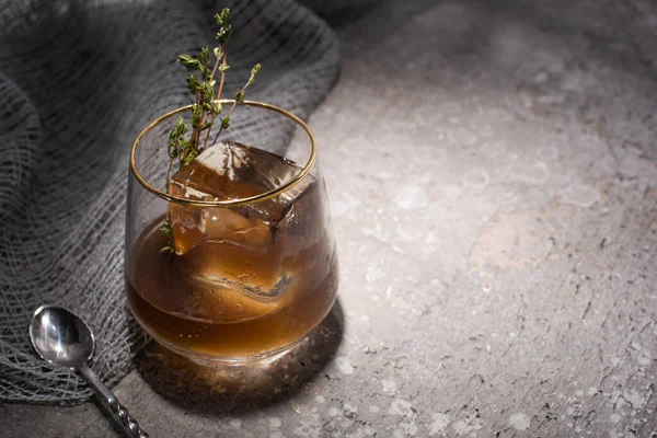 Transparant Glas Met Kruid Ijsblokje Whisky Betonnen Ondergrond Met Mesh — Stockfoto
