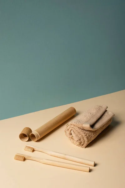 歯ブラシ 歯ブラシケース ベージュとグレーのタオル ゼロ廃棄物の概念 — ストック写真