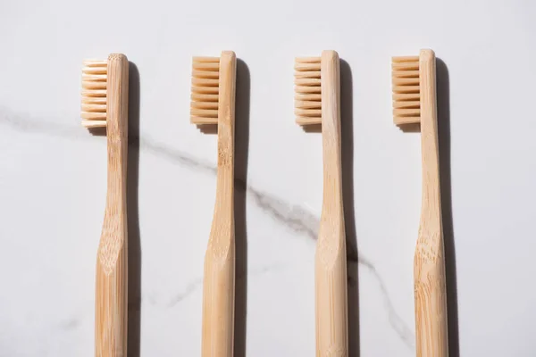 Vista Superior Cepillos Dientes Sobre Fondo Blanco Concepto Cero Residuos — Foto de Stock