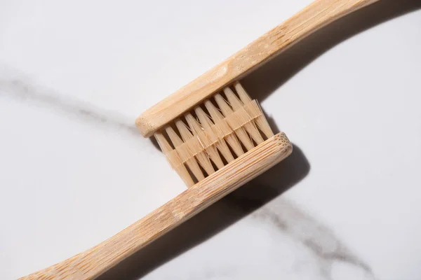 白い背景の接続歯ブラシのトップビュー ゼロ廃棄物の概念 — ストック写真
