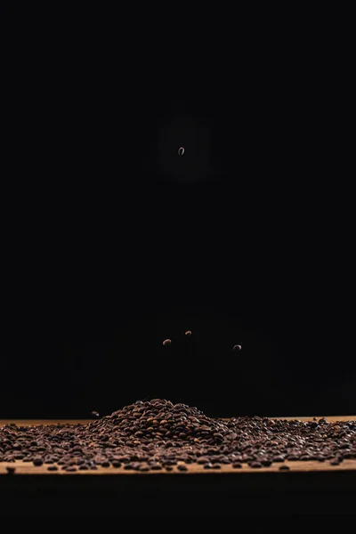 烘焙的咖啡豆堆成一堆 用黑色隔开 — 图库照片