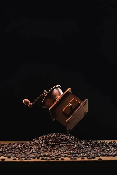 Μύλος Καφέ Πάνω Από Καβουρδισμένους Κόκκους Καφέ Που Απομονώνονται Μαύρο — Φωτογραφία Αρχείου