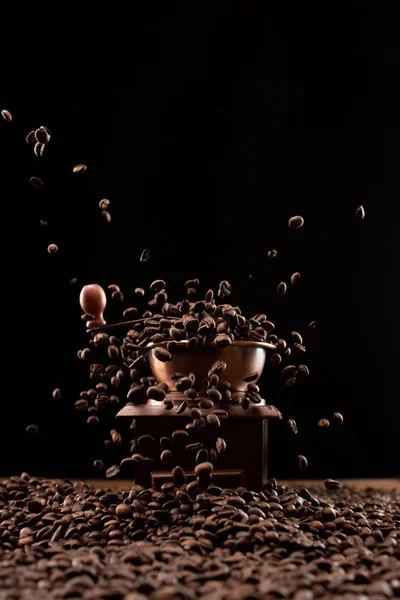 Mlýnek Kávu Čerstvá Pražená Kávová Zrna Vzduchu Izolované Černé — Stock fotografie