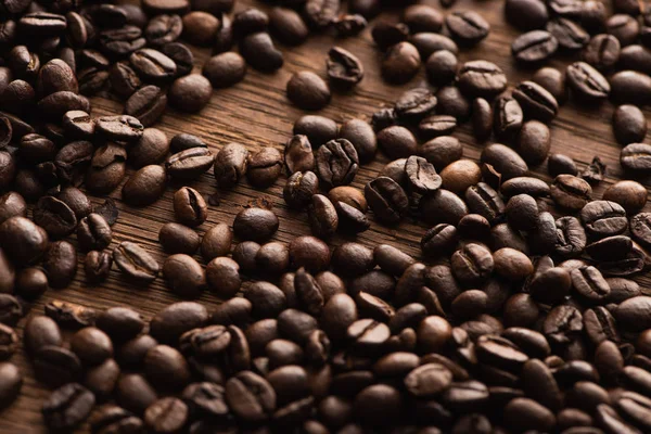 Fresh Roasted Coffee Beans Scattered Wooden Table — Stock Photo, Image