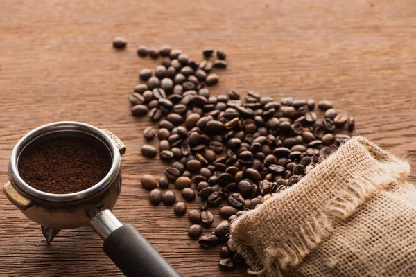 Färska Rostade Kaffebönor Och Malet Kaffe Filterhållare Träbord — Stockfoto