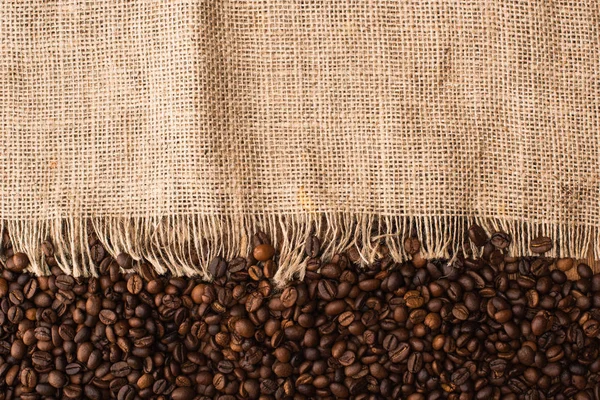 Ovanifrån Färska Rostade Kaffebönor Och Säcktyg — Stockfoto