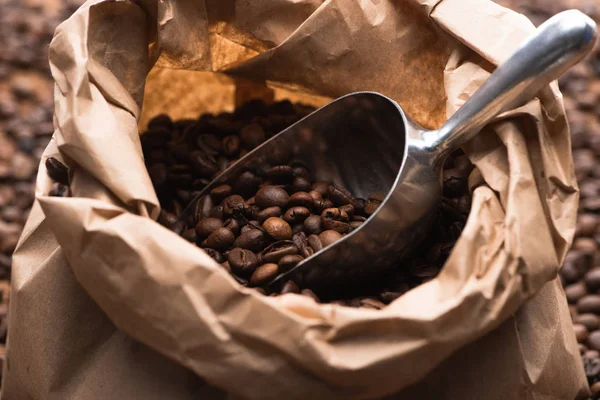 Färska Rostade Kaffebönor Papperspåse Med Metallspatel — Stockfoto