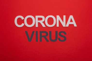 Koronavirüs harflerinin üst görüntüsü kırmızı üzerine izole edilmiş