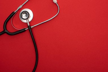 Kırmızı üzerine izole edilmiş steteskop üst görünümü