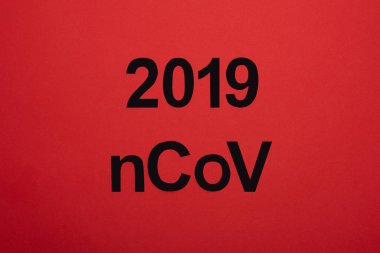 2019 ncov harflerinin üst görünümü kırmızı üzerine izole edildi