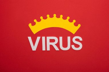 Kırmızı üzerine izole edilmiş taç ve virüs harflerinin üst görünümü