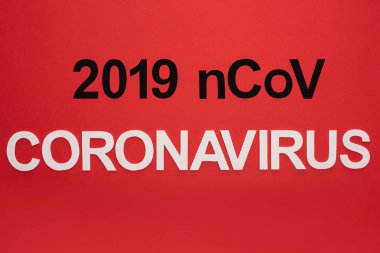 2019 ncov ve coronavirus harflerinin üst görünümü kırmızı üzerine izole edildi