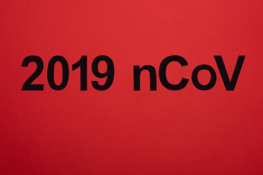 2019 ncov siyah harflerinin üst görünümü kırmızı üzerine izole edildi