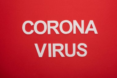 Üst Coronavirus beyaz harfleri kırmızı üzerine izole