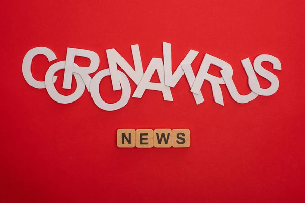 Coronavirüs Harflerinin Üst Görüntüsü Kırmızı Arkaplanda Tahta Küplerle Ilgili Haberler — Stok fotoğraf