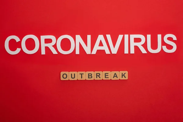 Vista Superior Coronavírus Lettering Surto Cubos Madeira Fundo Vermelho — Fotografia de Stock