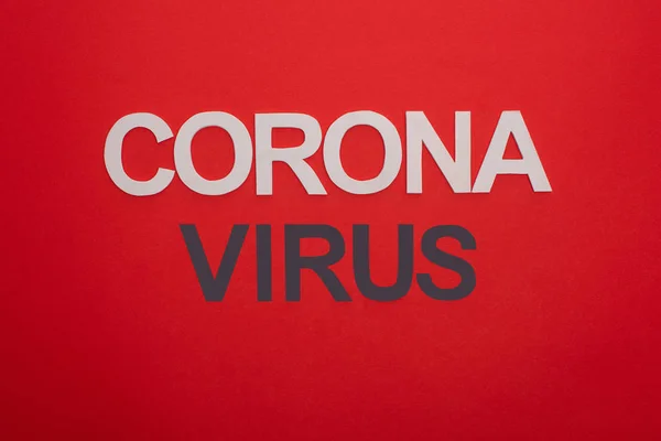 Vista Dall Alto Del Coronavirus Lettering Isolato Rosso — Foto Stock