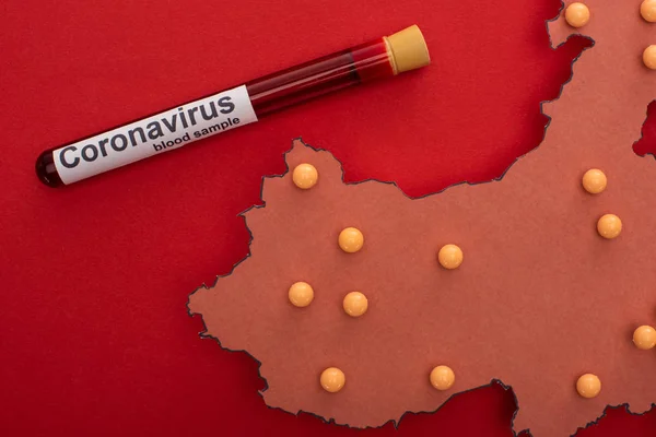 Вид Зверху Карту Китаю Шпильками Пробіркою Зразком Крові Коронавірусом Викладається — Безкоштовне стокове фото