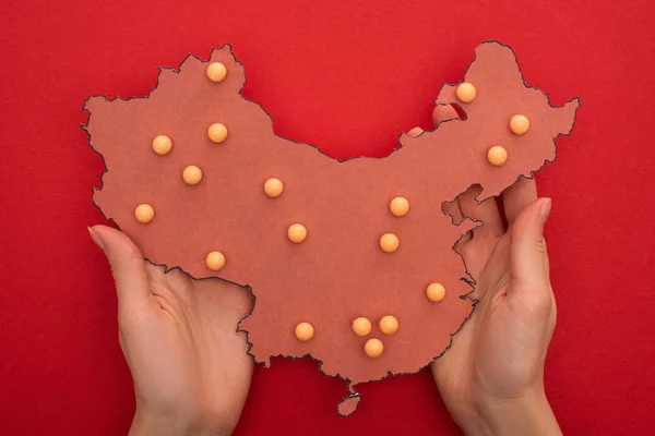 Widok Góry Kobiety Trzymającej Układ Chińskiej Mapy Pinezkami Czerwonym Tle — Zdjęcie stockowe
