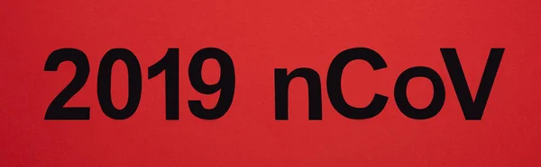 Draufsicht Auf 019 Ncov Schriftzug Isoliert Auf Rot Panoramaaufnahme — Stockfoto
