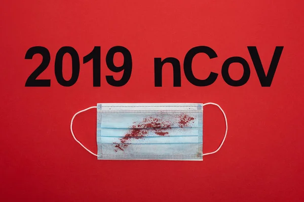 Felülnézet 2019 Ncov Felirat Vérrel Orvosi Maszk Elszigetelt Piros — Stock Fotó