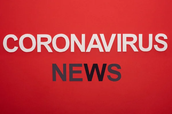 Vue Dessus Lettrage Des Nouvelles Sur Coronavirus Isolé Sur Rouge — Photo