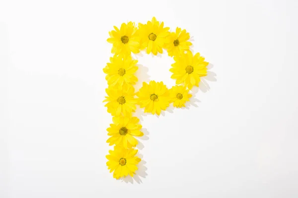 Top View Yellow Daisies Arranged Letter White Background — Stock Photo, Image