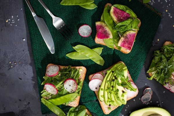 Верхний Вид Вегетарианских Здоровых Тостов Свежими Овощами Ткани Вилкой Ножом — стоковое фото