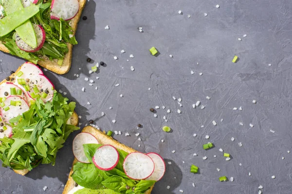 ピーマンと塩の石のテーブルの上に野菜と有機サンドイッチのトップビュー — ストック写真