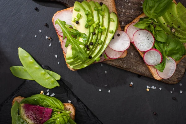 顶部的健康三明治 蔬菜放在石板上 配以胡椒和盐 — 图库照片