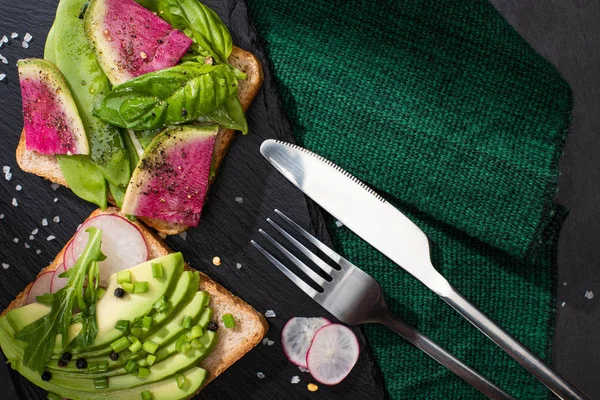 Вид Здоровые Бутерброды Свежими Овощами Ткани Вилкой Ножом — стоковое фото
