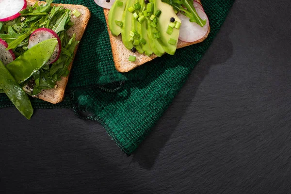 Сверху Вид Вегетарианских Бутербродов Редиской Луком Порей Авокадо Зеленой Ткани — стоковое фото