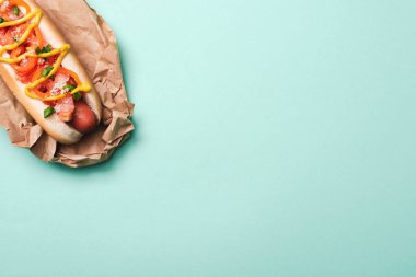 Mavi üzerine kağıtta bir sosislinin üst görüntüsü