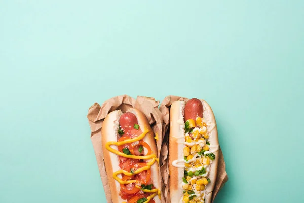 Vista Superior Dos Deliciosos Hot Dogs Papel Sobre Azul — Foto de Stock