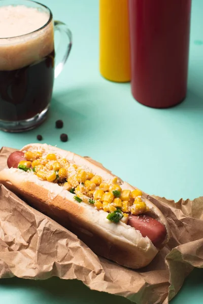 Cachorro Quente Com Milho Copo Cerveja Garrafas Com Mostarda Ketchup — Fotografia de Stock