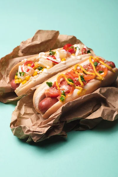 Zwei Leckere Hot Dogs Mit Würstchen Papier Auf Blau — Stockfoto