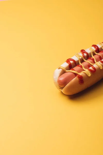 Gustoso Hot Dog Con Salsiccia Senape Ketchup Giallo — Foto Stock
