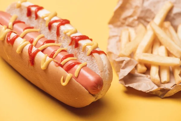 Pyszne Niezdrowe Hot Dogi Frytki Papierze Żółto — Zdjęcie stockowe