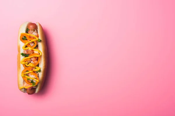 コピースペース付きピンク色のおいしいホットドッグのトップビュー — ストック写真