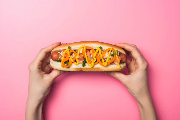 Cropped View Woman Holding Yummy Hot Dog Mustard Pink — Stock Photo, Image