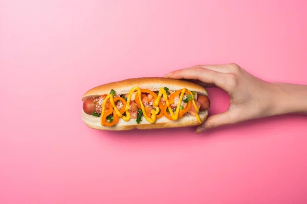 Levágott Kilátás Gazdaság Ízletes Hot Dog Mustárral Rózsaszín — Stock Fotó