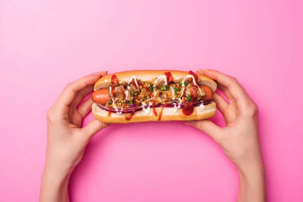 Vue Recadrée Femme Tenant Hot Dog Savoureux Dans Les Mains — Photo