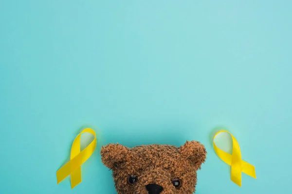Horní Pohled Žluté Stuhy Povědomí Hnědý Medvídek Modrém Pozadí Mezinárodní — Stock fotografie