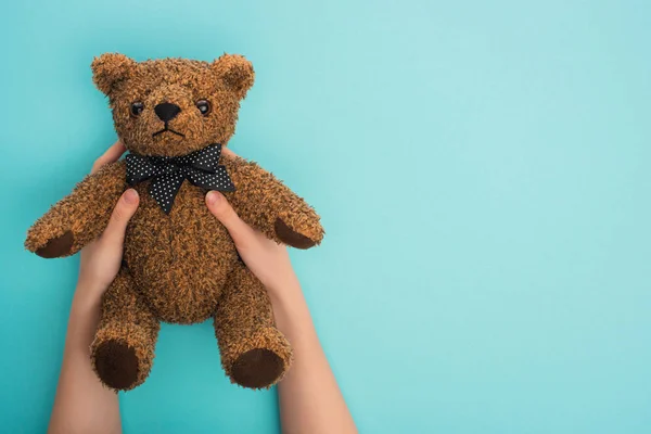 Vista Recortada Mujer Sosteniendo Oso Peluche Sobre Fondo Azul —  Fotos de Stock