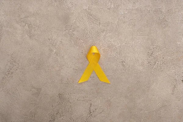 Horní Pohled Žlutou Stuhu Šedém Pozadí Mezinárodní Koncepce Dne Rakoviny — Stock fotografie