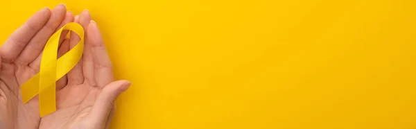 Καλλιεργημένη Άποψη Των Γυναικείων Χεριών Κίτρινη Κορδέλα Πολύχρωμο Φόντο Πανοραμική — Φωτογραφία Αρχείου
