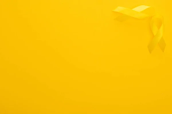 Draufsicht Auf Gelbe Bewusstseinsbänder Auf Leuchtend Buntem Hintergrund Konzept Zum — Stockfoto