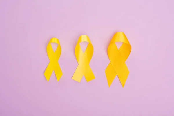 Vedere Top Panglicilor Conștientizare Galbenă Fundal Violet Conceptul Internațional Cancerului — Fotografie, imagine de stoc